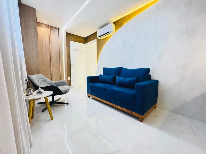 Consultório moderno Arandu equipado com poltronas confortáveis e mesa de atendimento