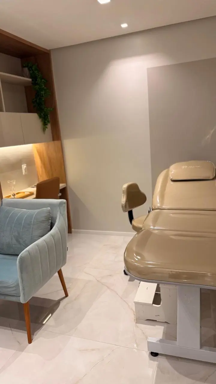 Sala Cuidar estruturada com maca de exames clínicos e lavatório